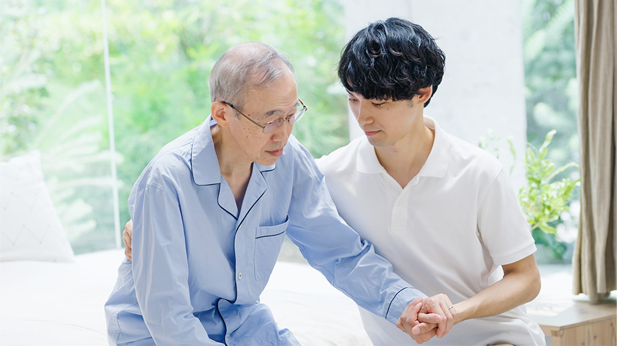 在宅で高齢男性を支えるプライベート看護師の様子