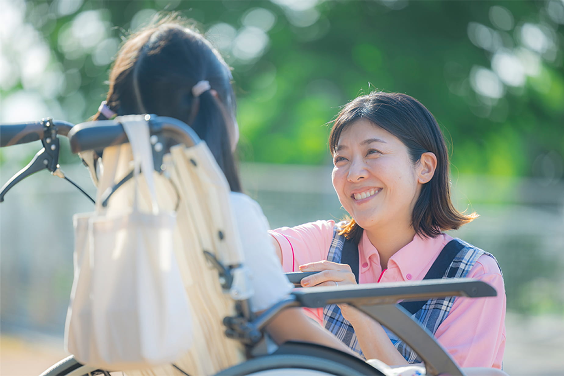 小児看護スタッフが子どもとコミュニケーションを取るシーン
