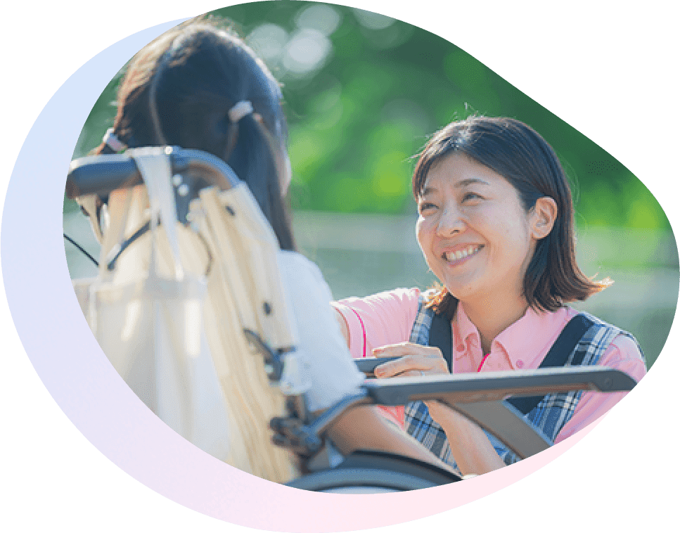 小児看護のケアシーン。看護師と子供の温かい交流の様子