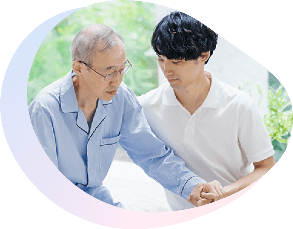 プライベート看護のケアシーン。高齢者と看護師の温かい交流の様子