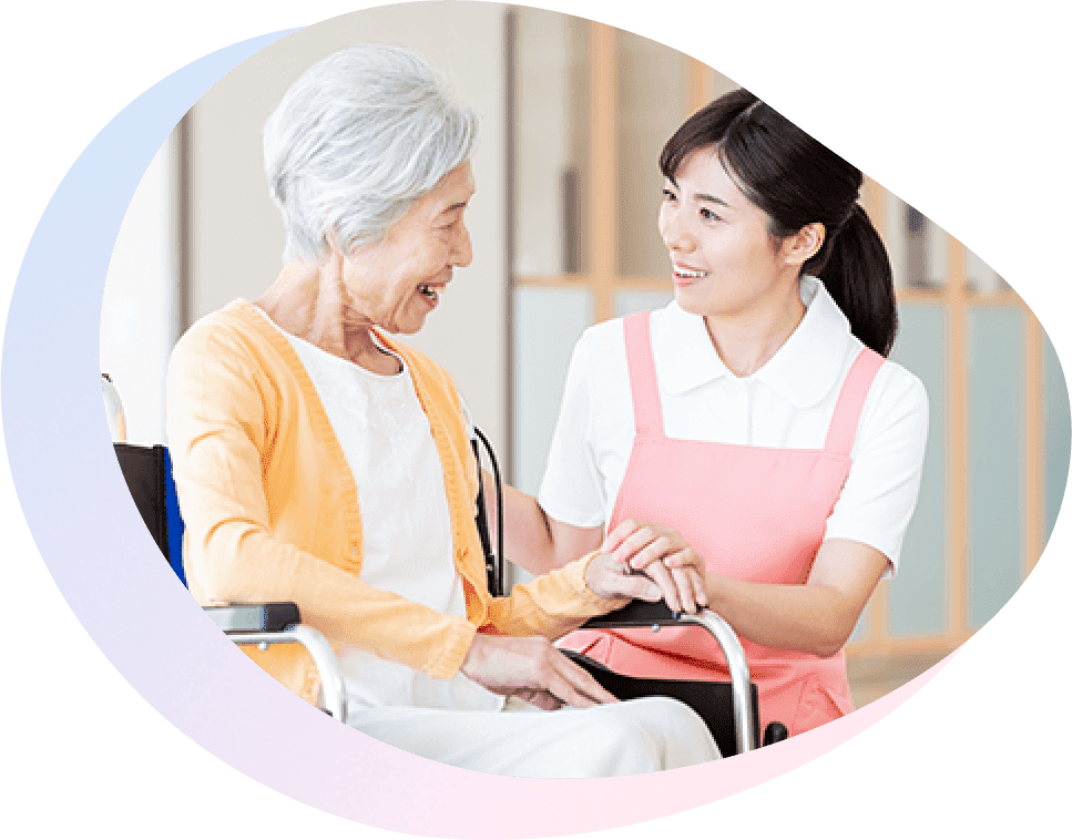 訪問看護のケアシーン。看護師と利用者様の温かい交流の様子